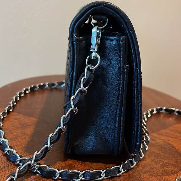 Badgley Mischka Vegan Quilted Small Crossbody bag Silvertone braided chain - Picture 5 of 13